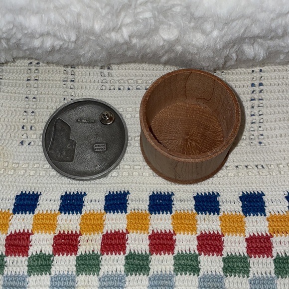 Vintage Rare 1980’s Ms. Dee Genuine Pewter Lid Trinket box, tie pin & Keychain. - Picture 4 of 11
